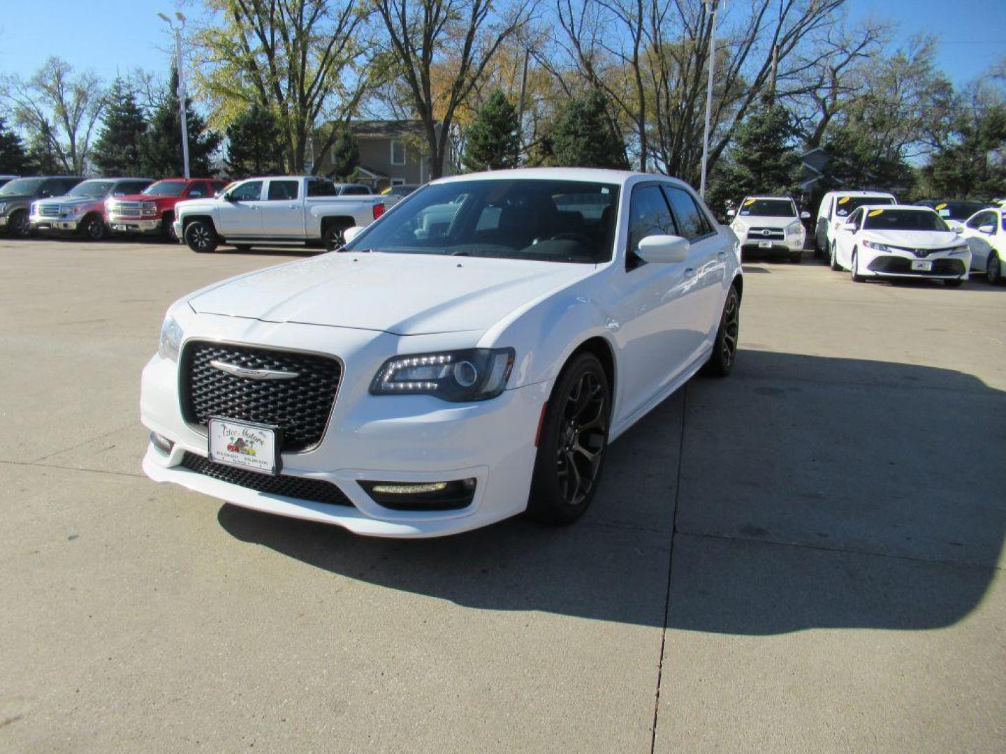 2017 WHITE CHRYSLER 300 S (2C3CCABG6HH) with an 3.6L engine, Automatic transmission, located at 908 SE 14th Street, Des Moines, IA, 50317, (515) 281-0330, 41.580303, -93.597046 - Photo#0