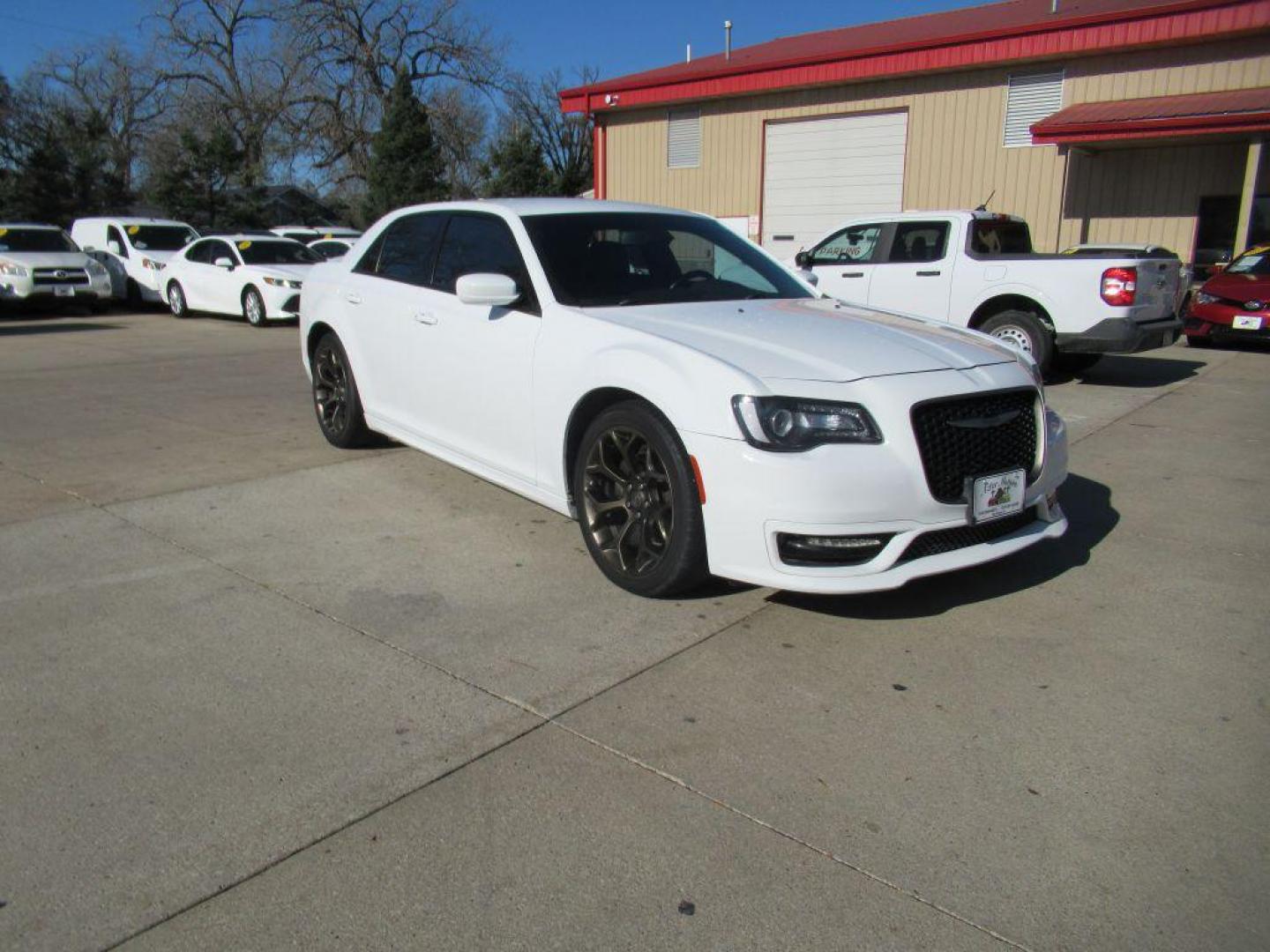 2017 WHITE CHRYSLER 300 S (2C3CCABG6HH) with an 3.6L engine, Automatic transmission, located at 908 SE 14th Street, Des Moines, IA, 50317, (515) 281-0330, 41.580303, -93.597046 - Photo#2