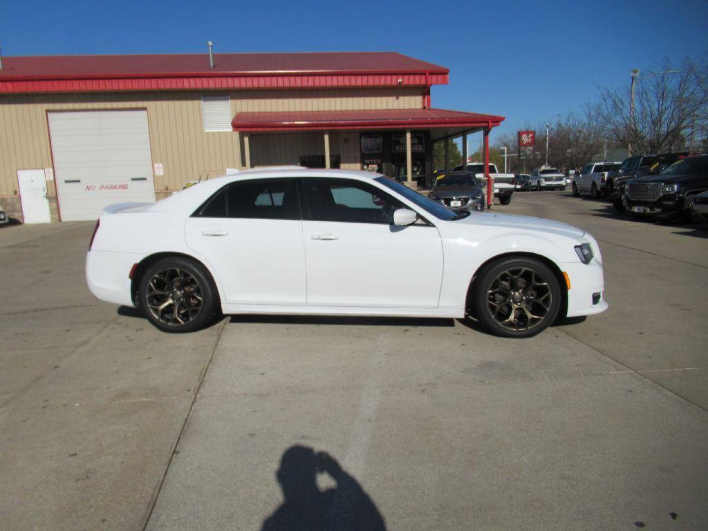 2017 WHITE CHRYSLER 300 S (2C3CCABG6HH) with an 3.6L engine, Automatic transmission, located at 908 SE 14th Street, Des Moines, IA, 50317, (515) 281-0330, 41.580303, -93.597046 - Photo#3