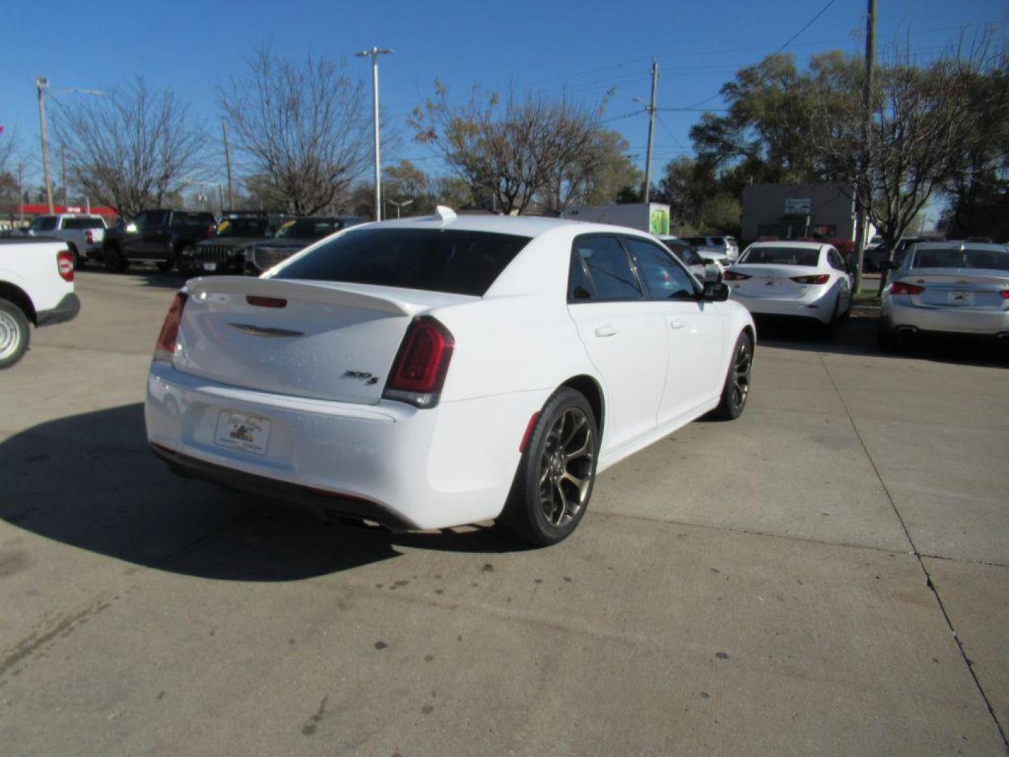 2017 WHITE CHRYSLER 300 S (2C3CCABG6HH) with an 3.6L engine, Automatic transmission, located at 908 SE 14th Street, Des Moines, IA, 50317, (515) 281-0330, 41.580303, -93.597046 - Photo#4