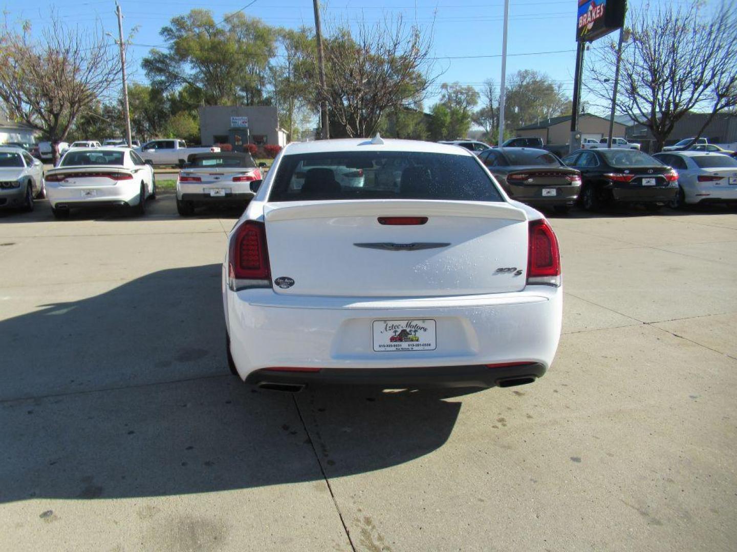 2017 WHITE CHRYSLER 300 S (2C3CCABG6HH) with an 3.6L engine, Automatic transmission, located at 908 SE 14th Street, Des Moines, IA, 50317, (515) 281-0330, 41.580303, -93.597046 - Photo#5