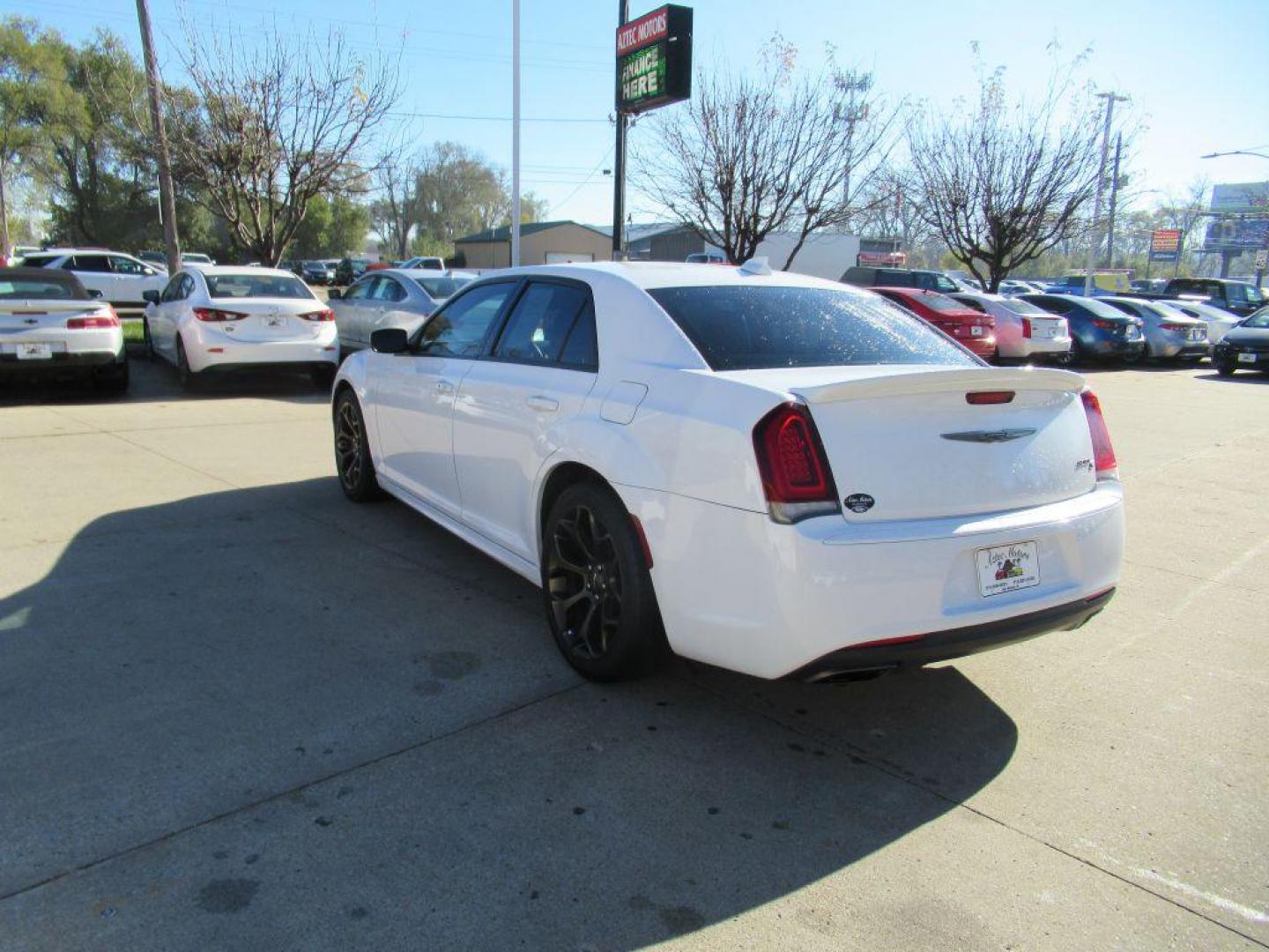 2017 WHITE CHRYSLER 300 S (2C3CCABG6HH) with an 3.6L engine, Automatic transmission, located at 908 SE 14th Street, Des Moines, IA, 50317, (515) 281-0330, 41.580303, -93.597046 - Photo#6