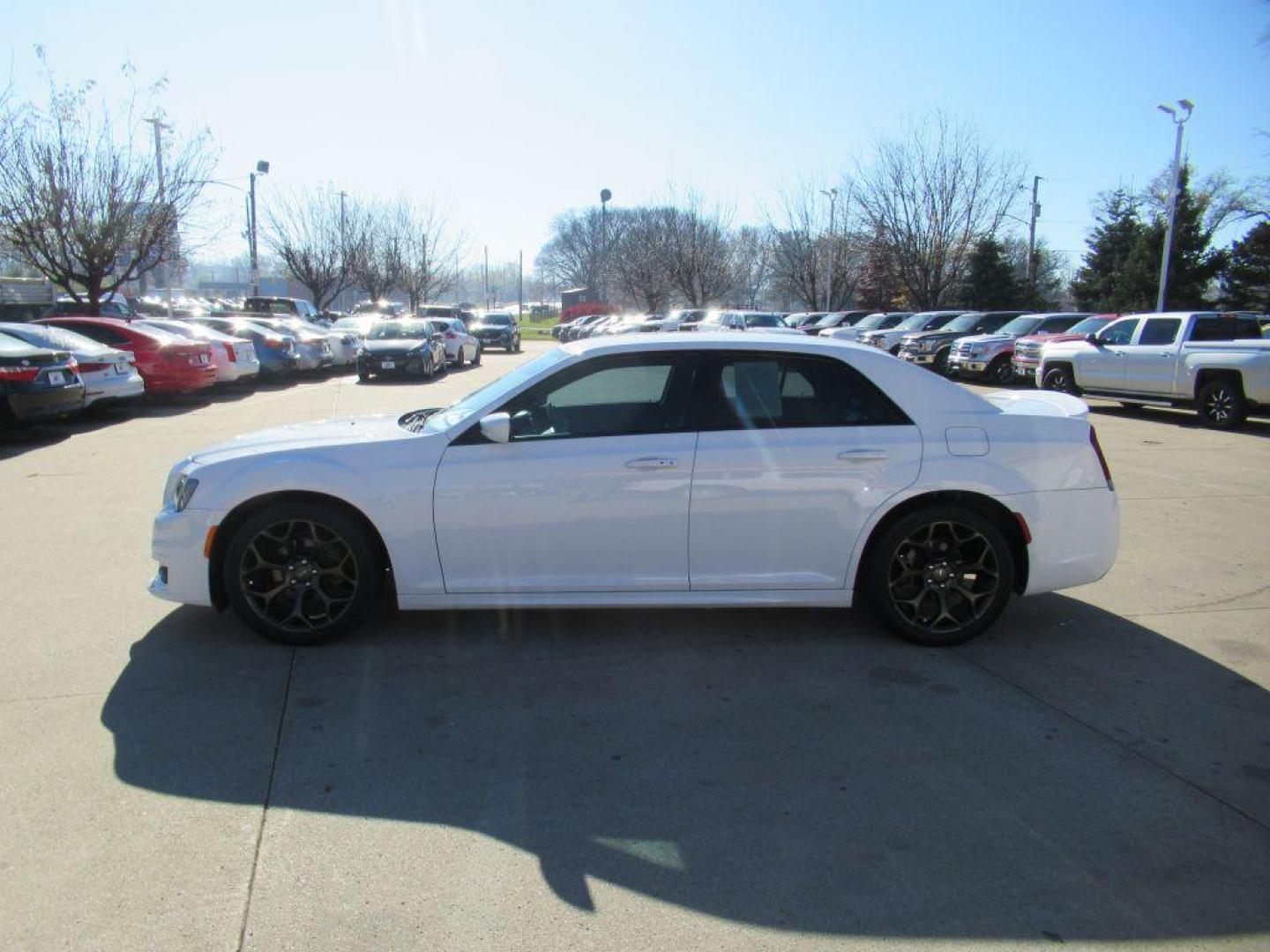 2017 WHITE CHRYSLER 300 S (2C3CCABG6HH) with an 3.6L engine, Automatic transmission, located at 908 SE 14th Street, Des Moines, IA, 50317, (515) 281-0330, 41.580303, -93.597046 - Photo#7