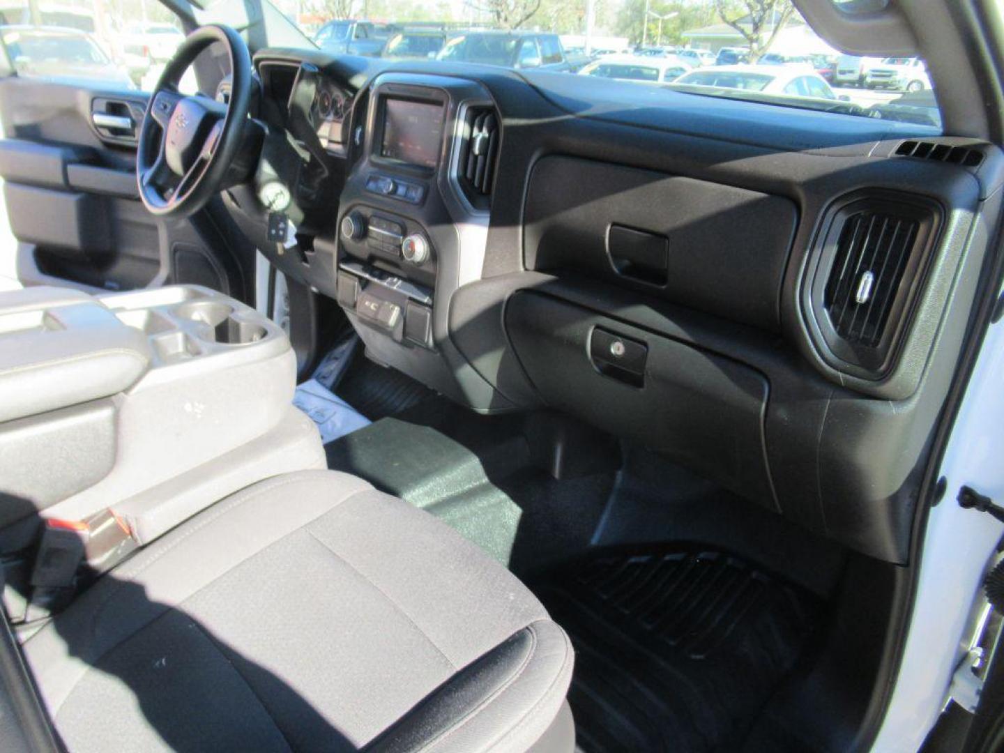 2022 WHITE CHEVROLET SILVERADO 2500 HEAVY DUTY (1GC5YLE7XNF) with an 6.6L engine, Automatic transmission, located at 908 SE 14th Street, Des Moines, IA, 50317, (515) 281-0330, 41.580303, -93.597046 - Photo#13