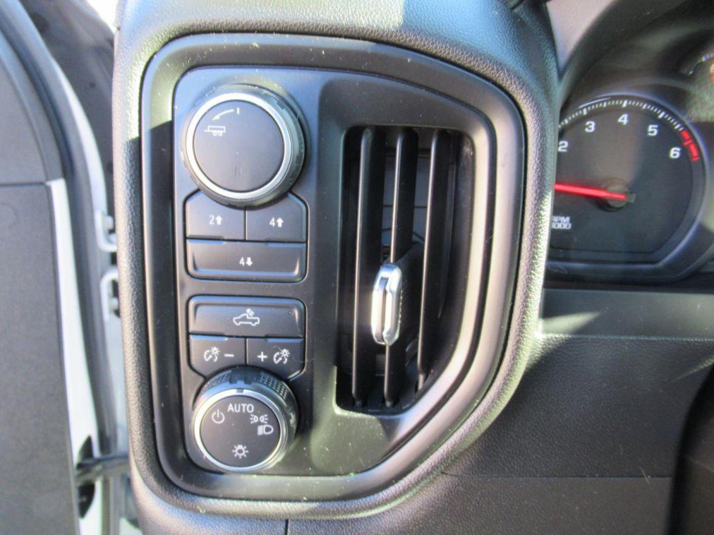 2022 WHITE CHEVROLET SILVERADO 2500 HEAVY DUTY (1GC5YLE7XNF) with an 6.6L engine, Automatic transmission, located at 908 SE 14th Street, Des Moines, IA, 50317, (515) 281-0330, 41.580303, -93.597046 - Photo#23