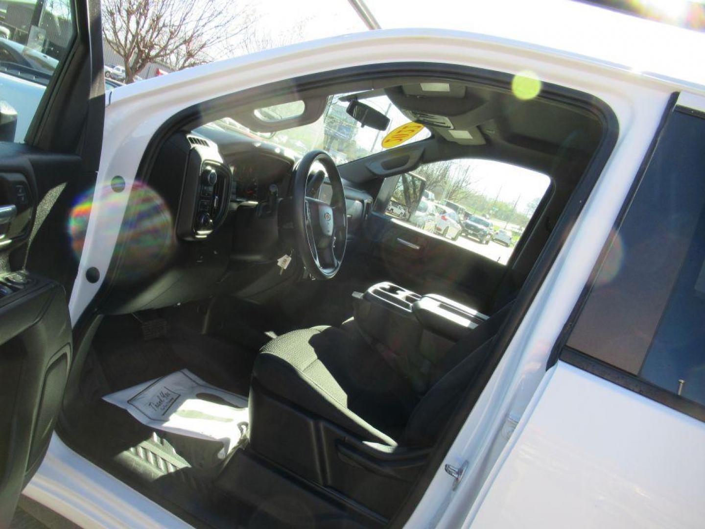 2022 WHITE CHEVROLET SILVERADO 2500 HEAVY DUTY (1GC5YLE7XNF) with an 6.6L engine, Automatic transmission, located at 908 SE 14th Street, Des Moines, IA, 50317, (515) 281-0330, 41.580303, -93.597046 - Photo#25