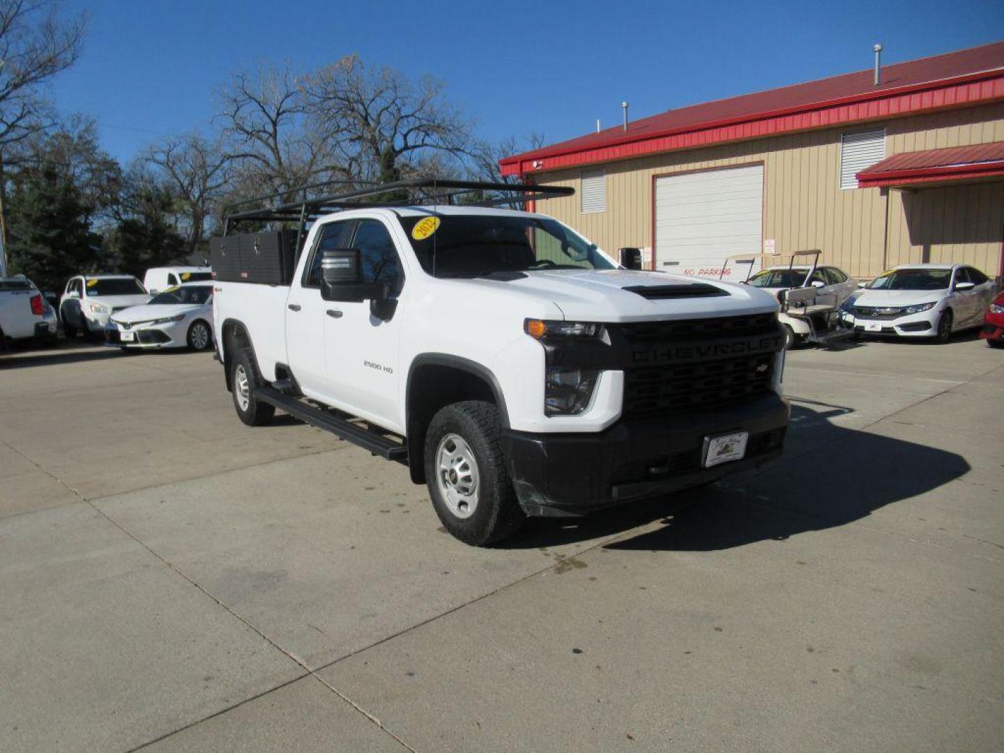 2022 WHITE CHEVROLET SILVERADO 2500 HEAVY DUTY (1GC5YLE7XNF) with an 6.6L engine, Automatic transmission, located at 908 SE 14th Street, Des Moines, IA, 50317, (515) 281-0330, 41.580303, -93.597046 - Photo#2