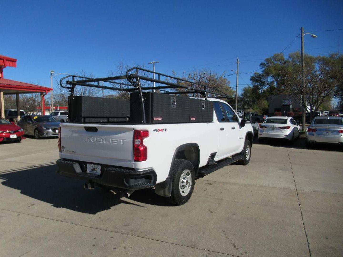 2022 WHITE CHEVROLET SILVERADO 2500 HEAVY DUTY (1GC5YLE7XNF) with an 6.6L engine, Automatic transmission, located at 908 SE 14th Street, Des Moines, IA, 50317, (515) 281-0330, 41.580303, -93.597046 - Photo#4