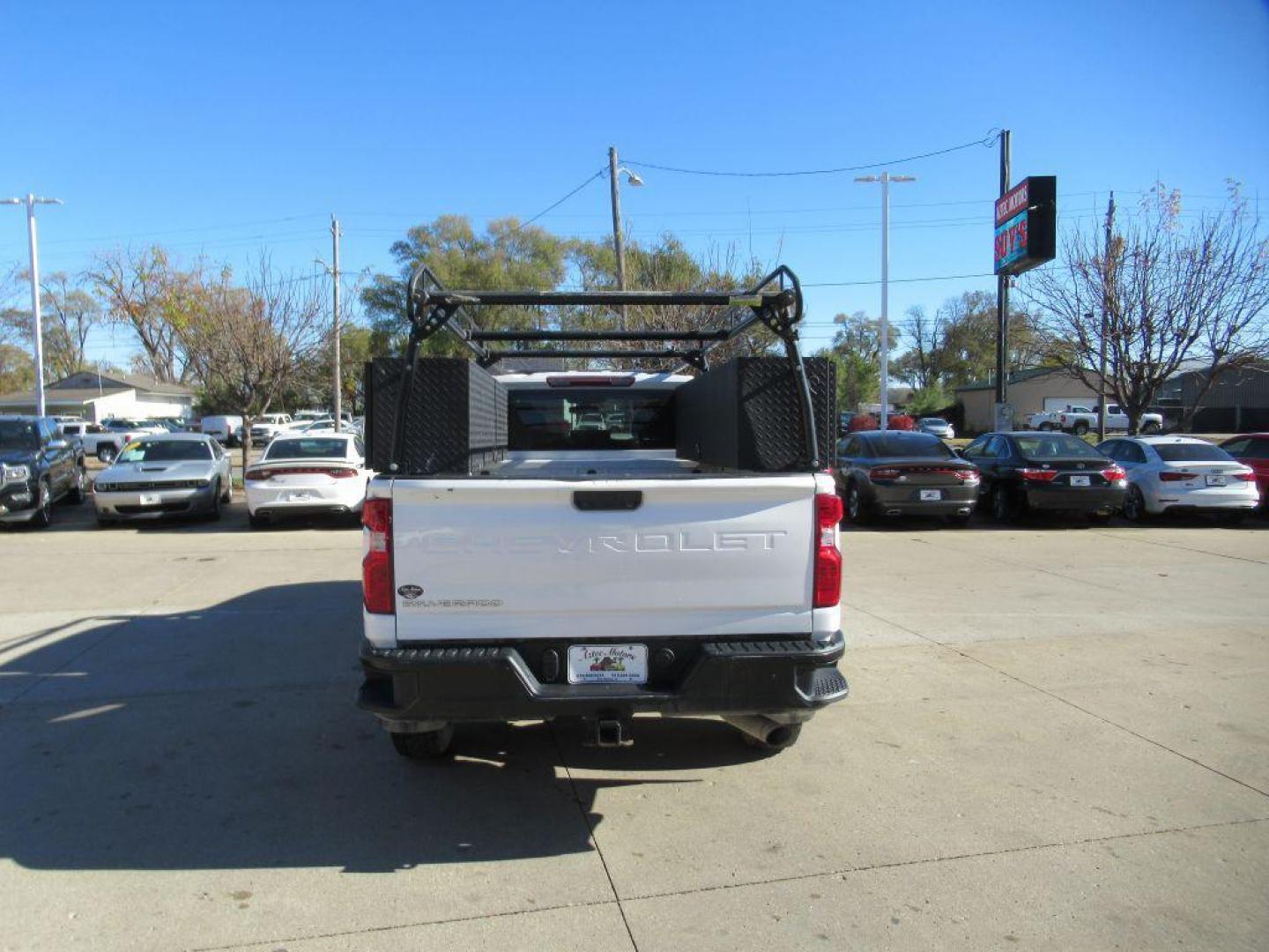 2022 WHITE CHEVROLET SILVERADO 2500 HEAVY DUTY (1GC5YLE7XNF) with an 6.6L engine, Automatic transmission, located at 908 SE 14th Street, Des Moines, IA, 50317, (515) 281-0330, 41.580303, -93.597046 - Photo#5