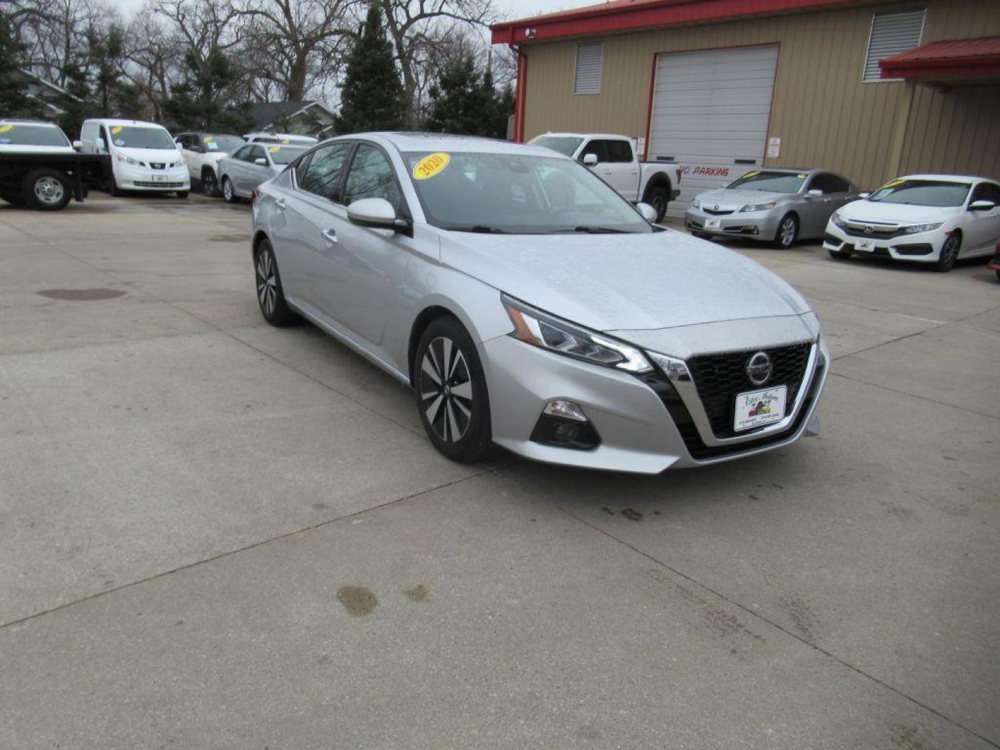 2020 SILVER NISSAN ALTIMA SV (1N4BL4DV3LC) with an 2.5L engine, Continuously Variable transmission, located at 908 SE 14th Street, Des Moines, IA, 50317, (515) 281-0330, 41.580303, -93.597046 - Photo#2