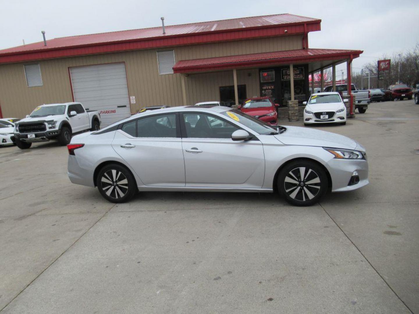 2020 SILVER NISSAN ALTIMA SV (1N4BL4DV3LC) with an 2.5L engine, Continuously Variable transmission, located at 908 SE 14th Street, Des Moines, IA, 50317, (515) 281-0330, 41.580303, -93.597046 - Photo#3