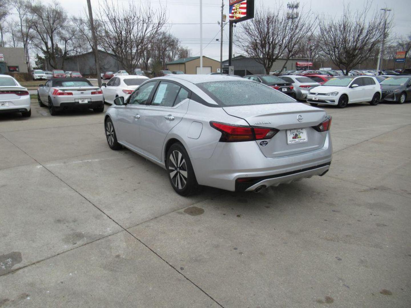 2020 SILVER NISSAN ALTIMA SV (1N4BL4DV3LC) with an 2.5L engine, Continuously Variable transmission, located at 908 SE 14th Street, Des Moines, IA, 50317, (515) 281-0330, 41.580303, -93.597046 - Photo#6