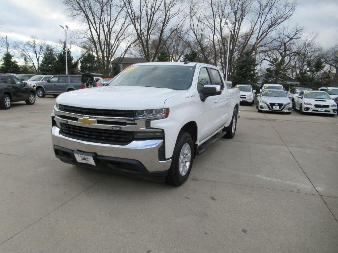 2019 WHITE CHEVROLET SILVERADO 1500 LT (1GCUYDED4KZ) with an 5.3L engine, Automatic transmission, located at 908 SE 14th Street, Des Moines, IA, 50317, (515) 281-0330, 41.580303, -93.597046 - Photo#0