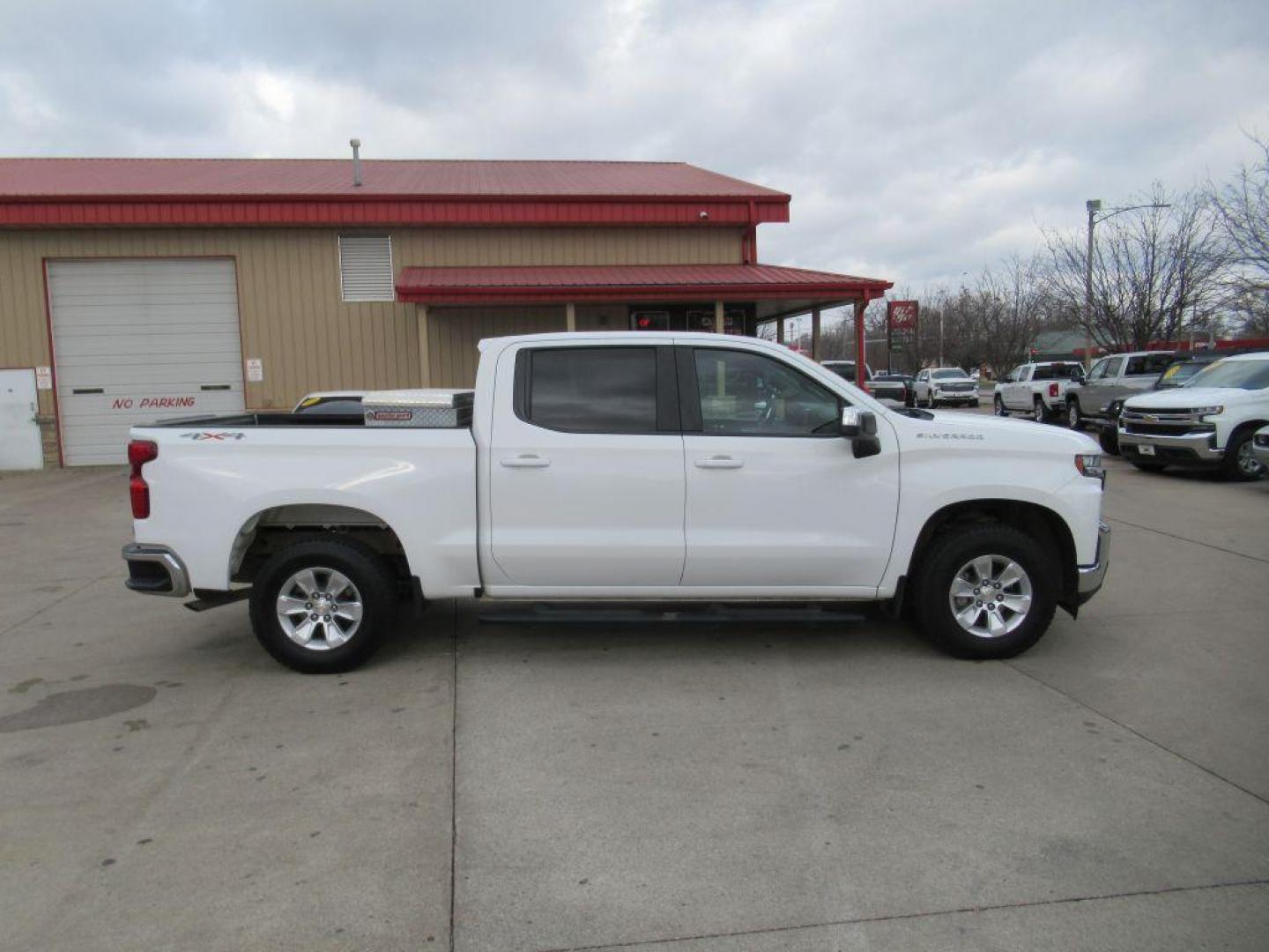 2019 WHITE CHEVROLET SILVERADO 1500 LT (1GCUYDED4KZ) with an 5.3L engine, Automatic transmission, located at 908 SE 14th Street, Des Moines, IA, 50317, (515) 281-0330, 41.580303, -93.597046 - Photo#3