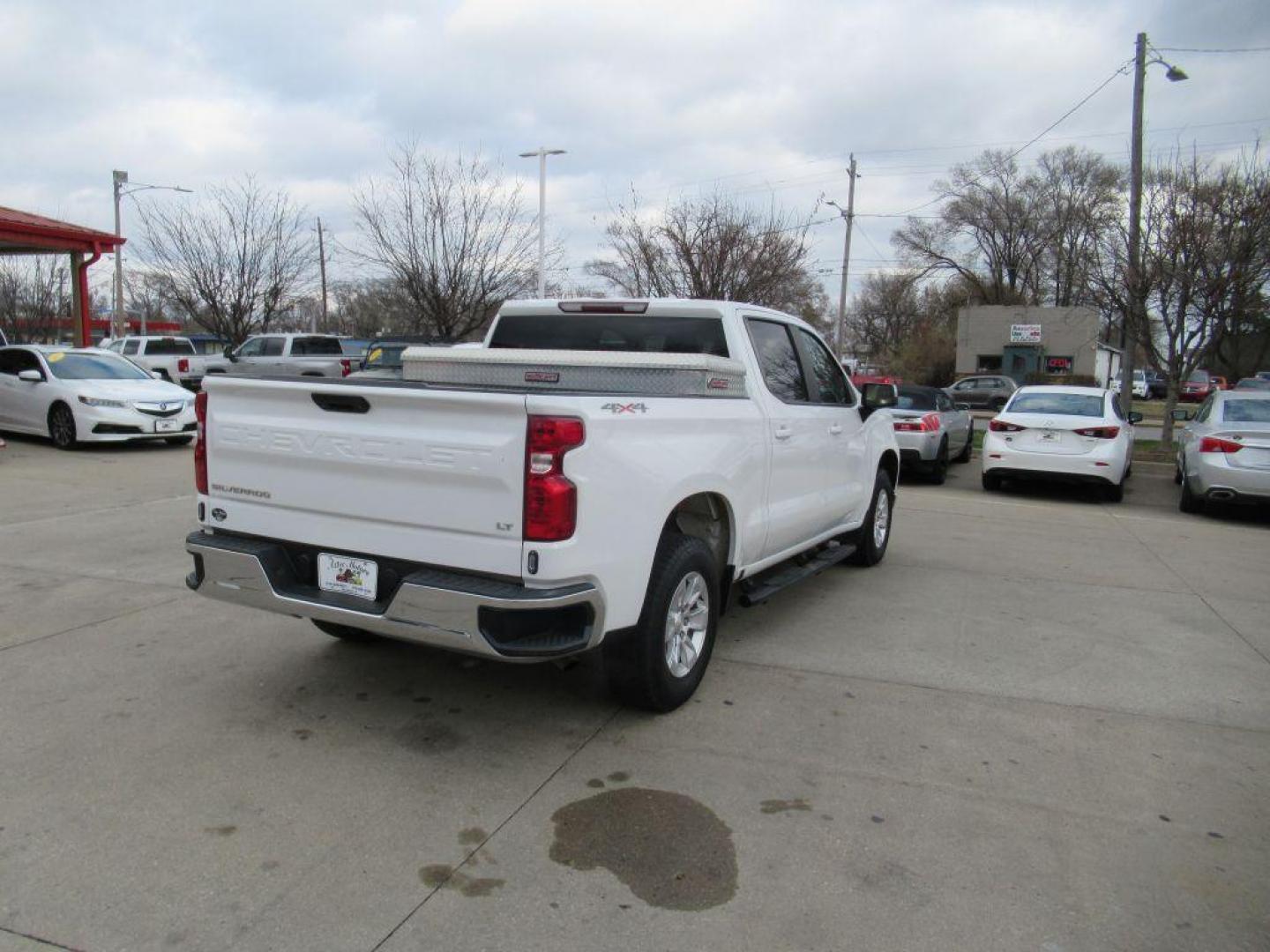 2019 WHITE CHEVROLET SILVERADO 1500 LT (1GCUYDED4KZ) with an 5.3L engine, Automatic transmission, located at 908 SE 14th Street, Des Moines, IA, 50317, (515) 281-0330, 41.580303, -93.597046 - Photo#4