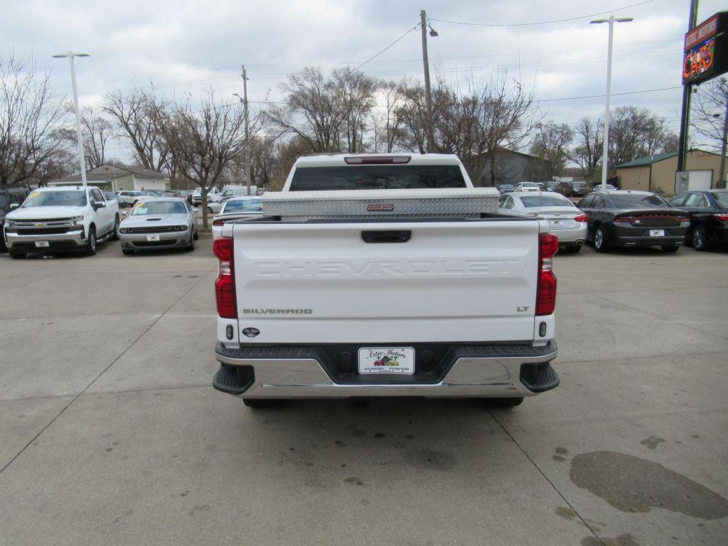 2019 WHITE CHEVROLET SILVERADO 1500 LT (1GCUYDED4KZ) with an 5.3L engine, Automatic transmission, located at 908 SE 14th Street, Des Moines, IA, 50317, (515) 281-0330, 41.580303, -93.597046 - Photo#5