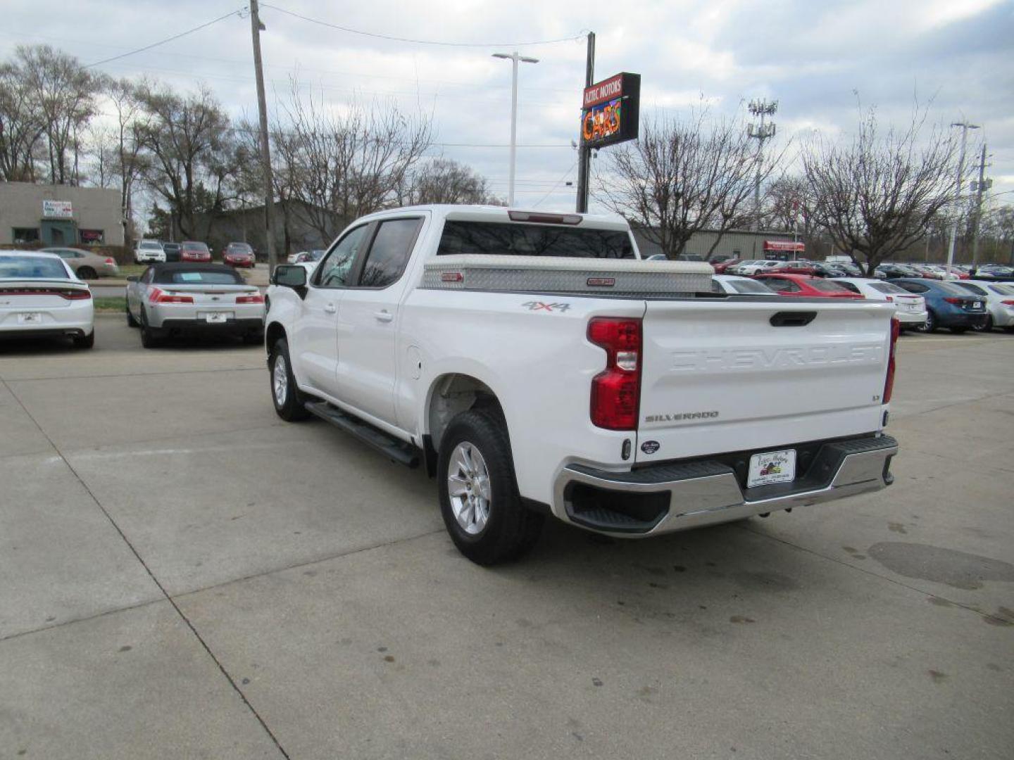 2019 WHITE CHEVROLET SILVERADO 1500 LT (1GCUYDED4KZ) with an 5.3L engine, Automatic transmission, located at 908 SE 14th Street, Des Moines, IA, 50317, (515) 281-0330, 41.580303, -93.597046 - Photo#6