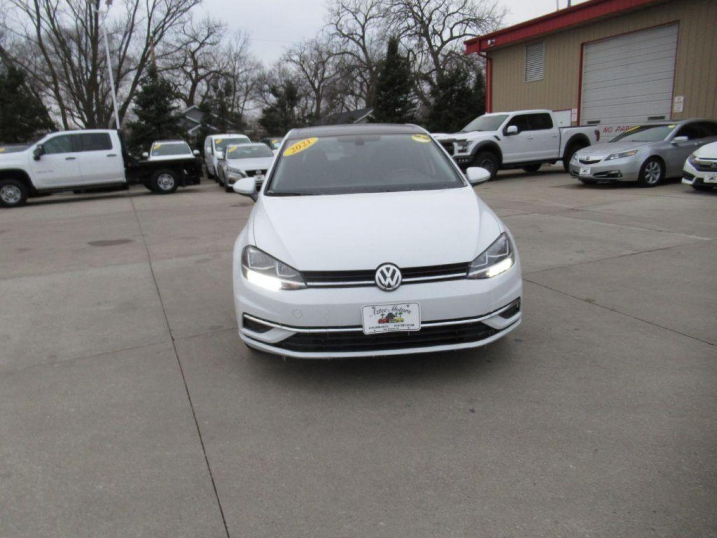 2021 WHITE VOLKSWAGEN GOLF (3VWG57AU2MM) with an 1.4L engine, Automatic transmission, located at 908 SE 14th Street, Des Moines, IA, 50317, (515) 281-0330, 41.580303, -93.597046 - Photo#1