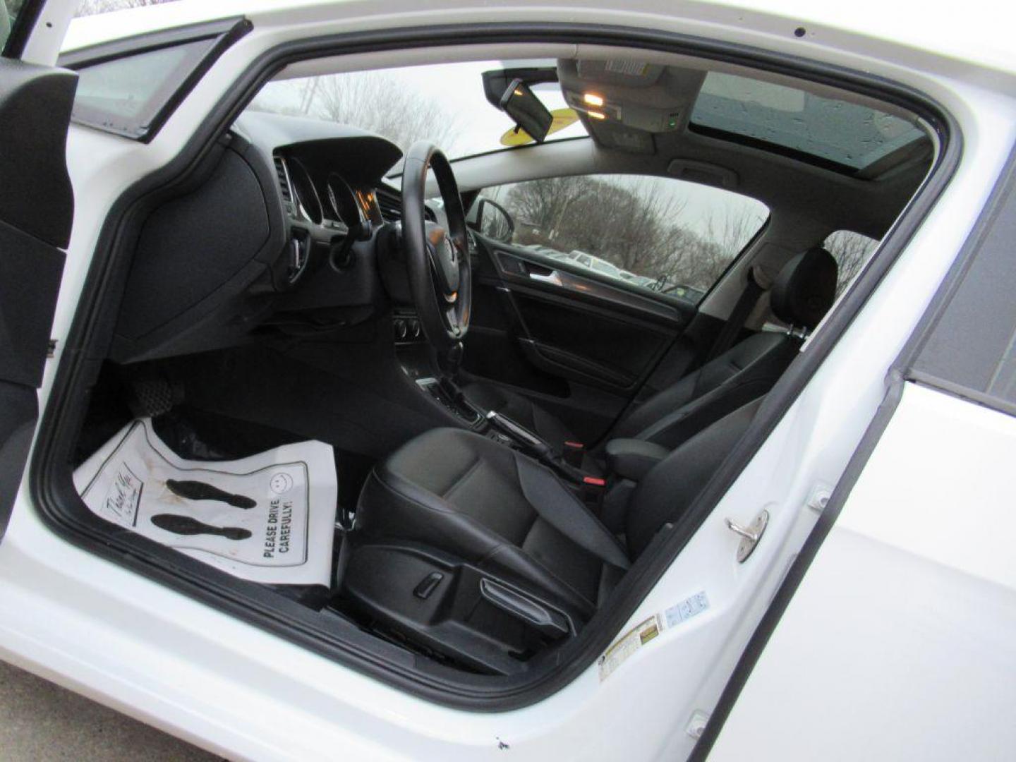 2021 WHITE VOLKSWAGEN GOLF (3VWG57AU2MM) with an 1.4L engine, Automatic transmission, located at 908 SE 14th Street, Des Moines, IA, 50317, (515) 281-0330, 41.580303, -93.597046 - Photo#24