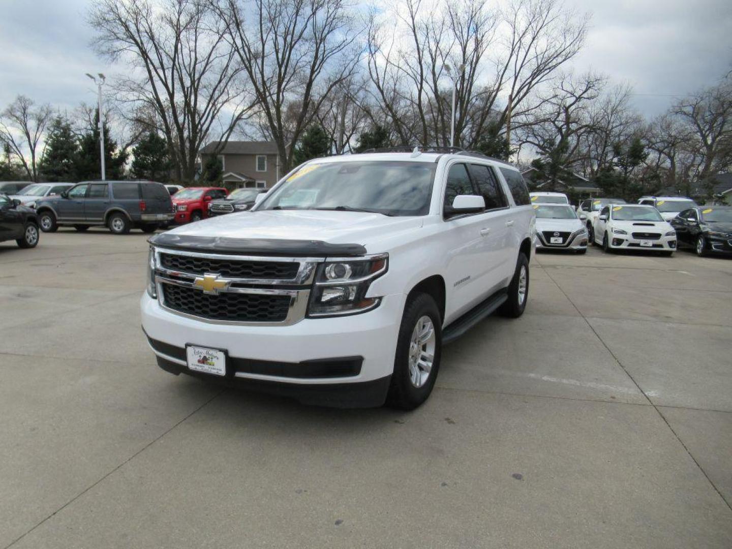 2018 WHITE CHEVROLET SUBURBAN 1500 LT (1GNSKHKC4JR) with an 5.3L engine, Automatic transmission, located at 908 SE 14th Street, Des Moines, IA, 50317, (515) 281-0330, 41.580303, -93.597046 - Photo#0