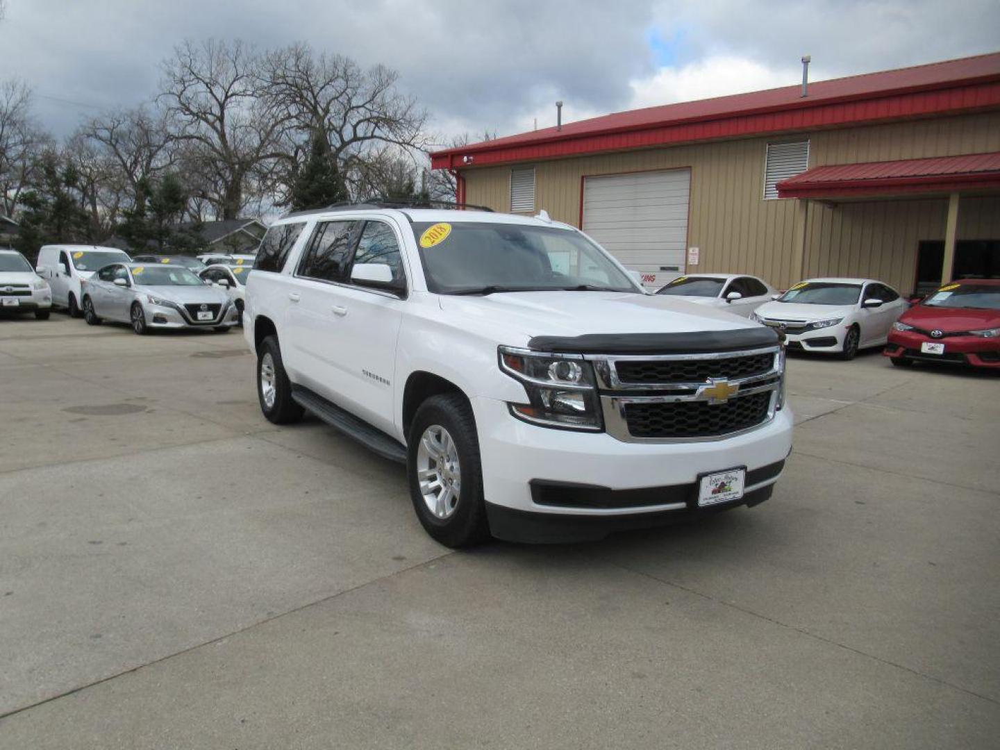 2018 WHITE CHEVROLET SUBURBAN 1500 LT (1GNSKHKC4JR) with an 5.3L engine, Automatic transmission, located at 908 SE 14th Street, Des Moines, IA, 50317, (515) 281-0330, 41.580303, -93.597046 - Photo#2