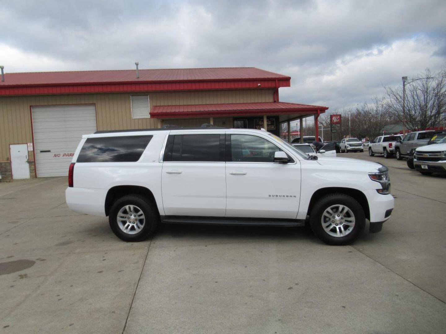 2018 WHITE CHEVROLET SUBURBAN 1500 LT (1GNSKHKC4JR) with an 5.3L engine, Automatic transmission, located at 908 SE 14th Street, Des Moines, IA, 50317, (515) 281-0330, 41.580303, -93.597046 - Photo#3