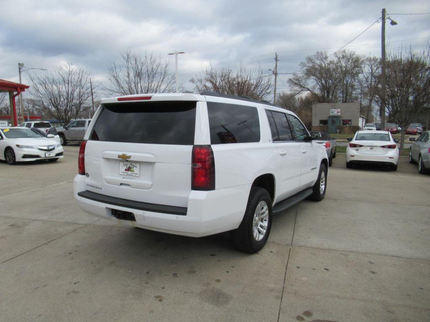 2018 WHITE CHEVROLET SUBURBAN 1500 LT (1GNSKHKC4JR) with an 5.3L engine, Automatic transmission, located at 908 SE 14th Street, Des Moines, IA, 50317, (515) 281-0330, 41.580303, -93.597046 - Photo#4