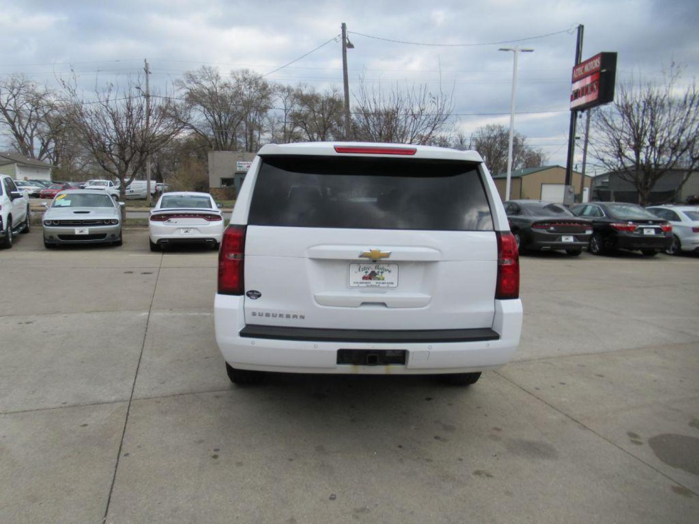 2018 WHITE CHEVROLET SUBURBAN 1500 LT (1GNSKHKC4JR) with an 5.3L engine, Automatic transmission, located at 908 SE 14th Street, Des Moines, IA, 50317, (515) 281-0330, 41.580303, -93.597046 - Photo#5