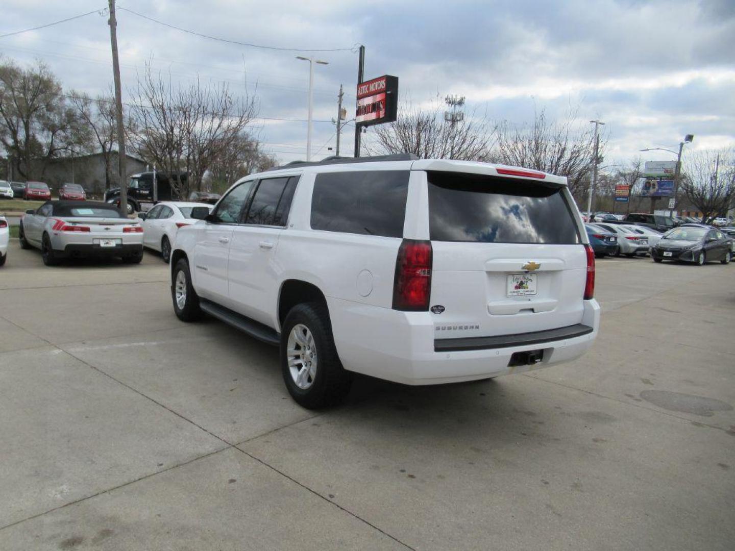 2018 WHITE CHEVROLET SUBURBAN 1500 LT (1GNSKHKC4JR) with an 5.3L engine, Automatic transmission, located at 908 SE 14th Street, Des Moines, IA, 50317, (515) 281-0330, 41.580303, -93.597046 - Photo#6