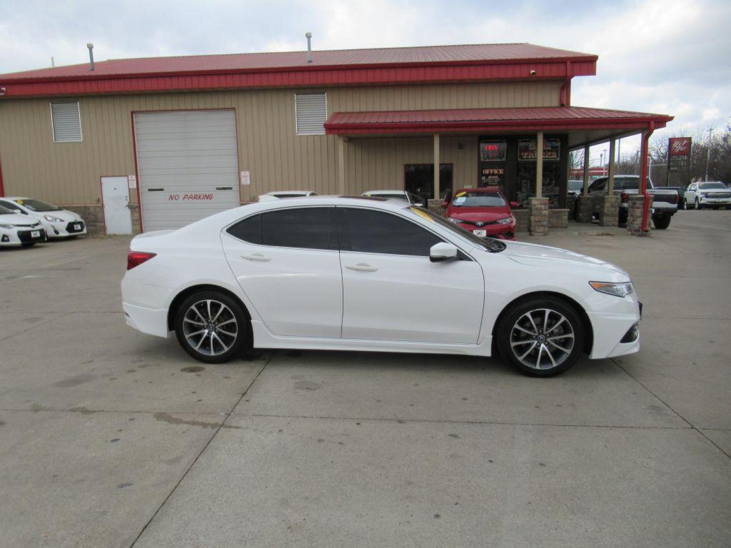 2017 WHITE ACURA TLX TECH (19UUB3F57HA) with an 3.5L engine, Automatic transmission, located at 908 SE 14th Street, Des Moines, IA, 50317, (515) 281-0330, 41.580303, -93.597046 - Photo#3