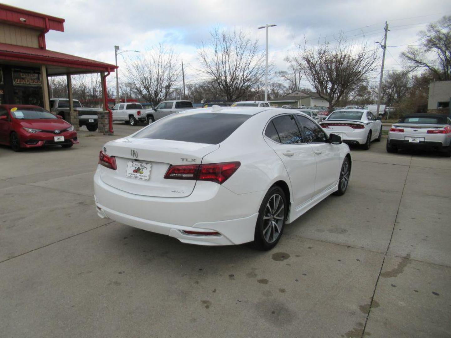 2017 WHITE ACURA TLX TECH (19UUB3F57HA) with an 3.5L engine, Automatic transmission, located at 908 SE 14th Street, Des Moines, IA, 50317, (515) 281-0330, 41.580303, -93.597046 - Photo#4