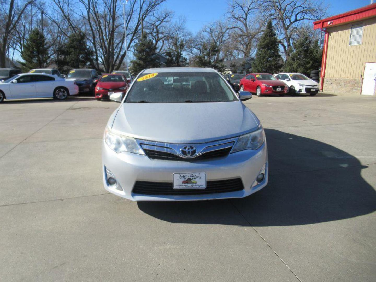 2014 SILVER TOYOTA CAMRY XLE (4T4BF1FK6ER) with an 2.5L engine, Automatic transmission, located at 908 SE 14th Street, Des Moines, IA, 50317, (515) 281-0330, 41.580303, -93.597046 - Photo#1