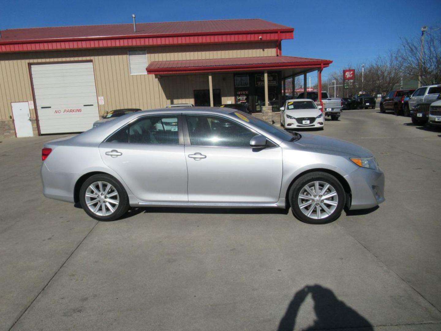 2014 SILVER TOYOTA CAMRY XLE (4T4BF1FK6ER) with an 2.5L engine, Automatic transmission, located at 908 SE 14th Street, Des Moines, IA, 50317, (515) 281-0330, 41.580303, -93.597046 - Photo#3