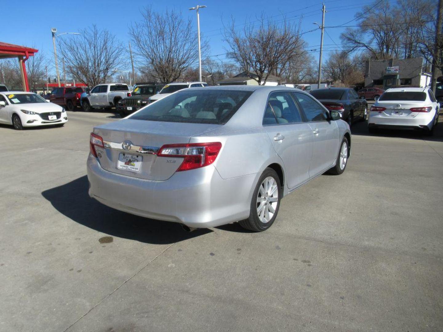 2014 SILVER TOYOTA CAMRY XLE (4T4BF1FK6ER) with an 2.5L engine, Automatic transmission, located at 908 SE 14th Street, Des Moines, IA, 50317, (515) 281-0330, 41.580303, -93.597046 - Photo#4