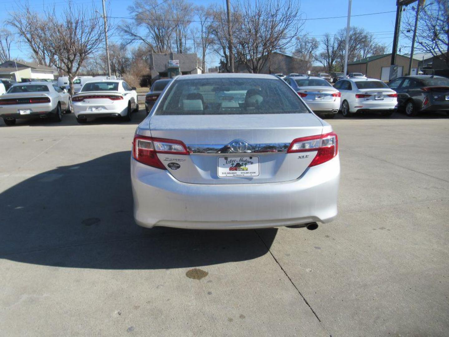 2014 SILVER TOYOTA CAMRY XLE (4T4BF1FK6ER) with an 2.5L engine, Automatic transmission, located at 908 SE 14th Street, Des Moines, IA, 50317, (515) 281-0330, 41.580303, -93.597046 - Photo#5