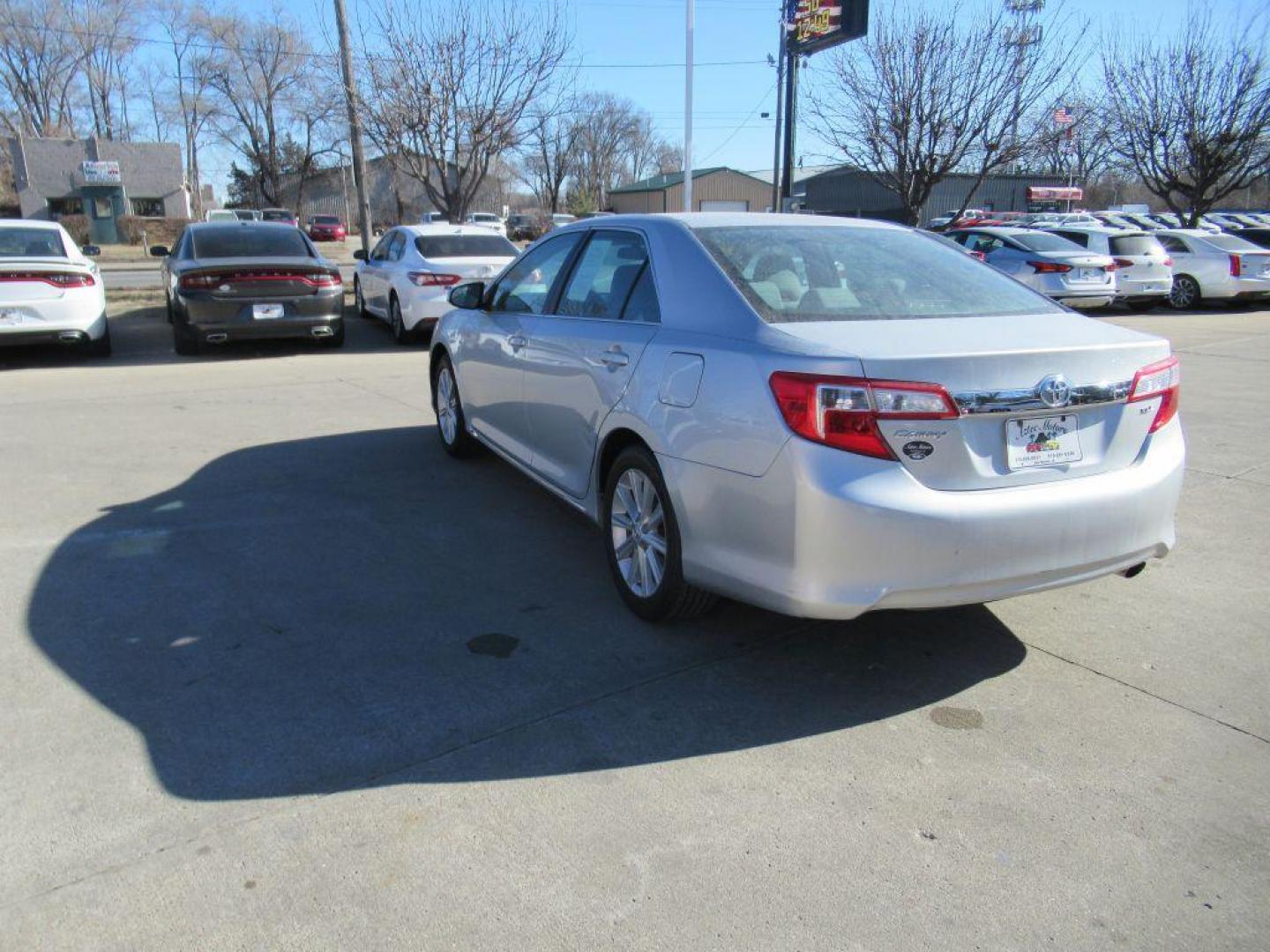 2014 SILVER TOYOTA CAMRY XLE (4T4BF1FK6ER) with an 2.5L engine, Automatic transmission, located at 908 SE 14th Street, Des Moines, IA, 50317, (515) 281-0330, 41.580303, -93.597046 - Photo#6