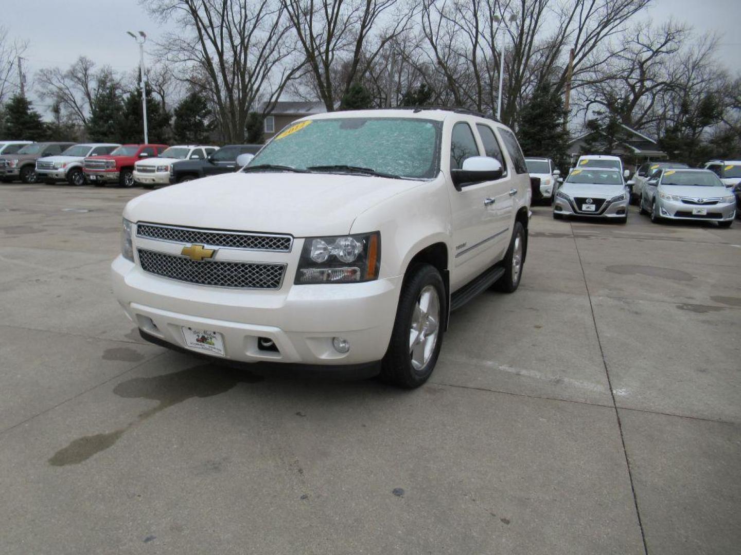 2012 WHITE CHEVROLET TAHOE 1500 LTZ (1GNSKCE06CR) with an 5.3L engine, Automatic transmission, located at 908 SE 14th Street, Des Moines, IA, 50317, (515) 281-0330, 41.580303, -93.597046 - Photo#0