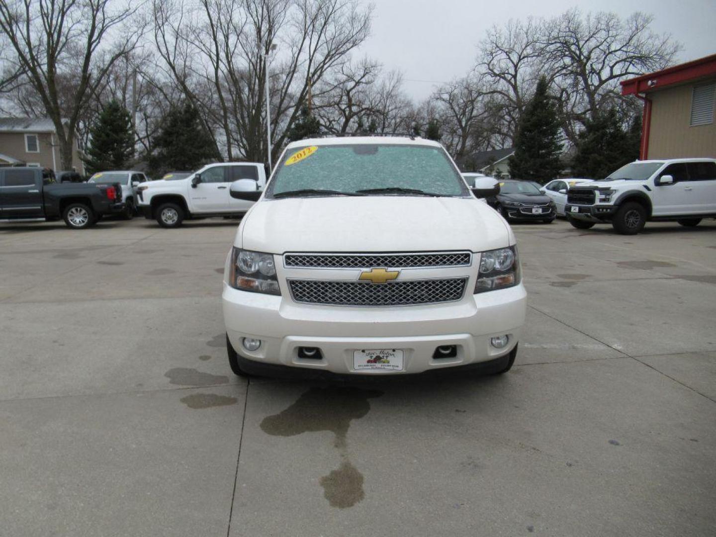 2012 WHITE CHEVROLET TAHOE 1500 LTZ (1GNSKCE06CR) with an 5.3L engine, Automatic transmission, located at 908 SE 14th Street, Des Moines, IA, 50317, (515) 281-0330, 41.580303, -93.597046 - Photo#1