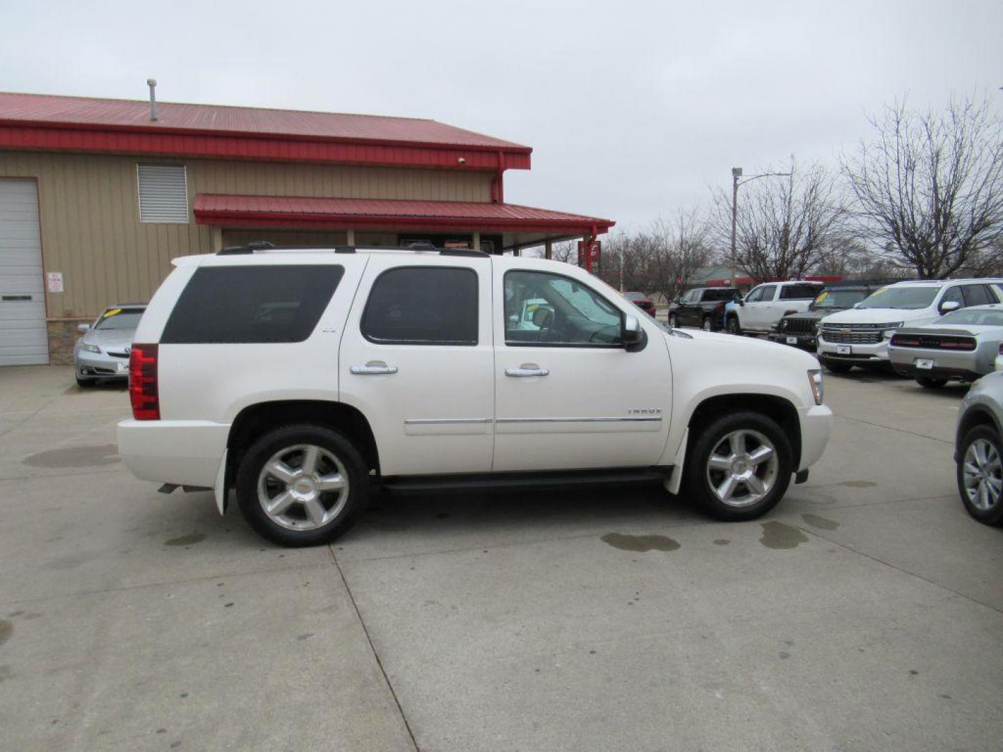 2012 WHITE CHEVROLET TAHOE 1500 LTZ (1GNSKCE06CR) with an 5.3L engine, Automatic transmission, located at 908 SE 14th Street, Des Moines, IA, 50317, (515) 281-0330, 41.580303, -93.597046 - Photo#3