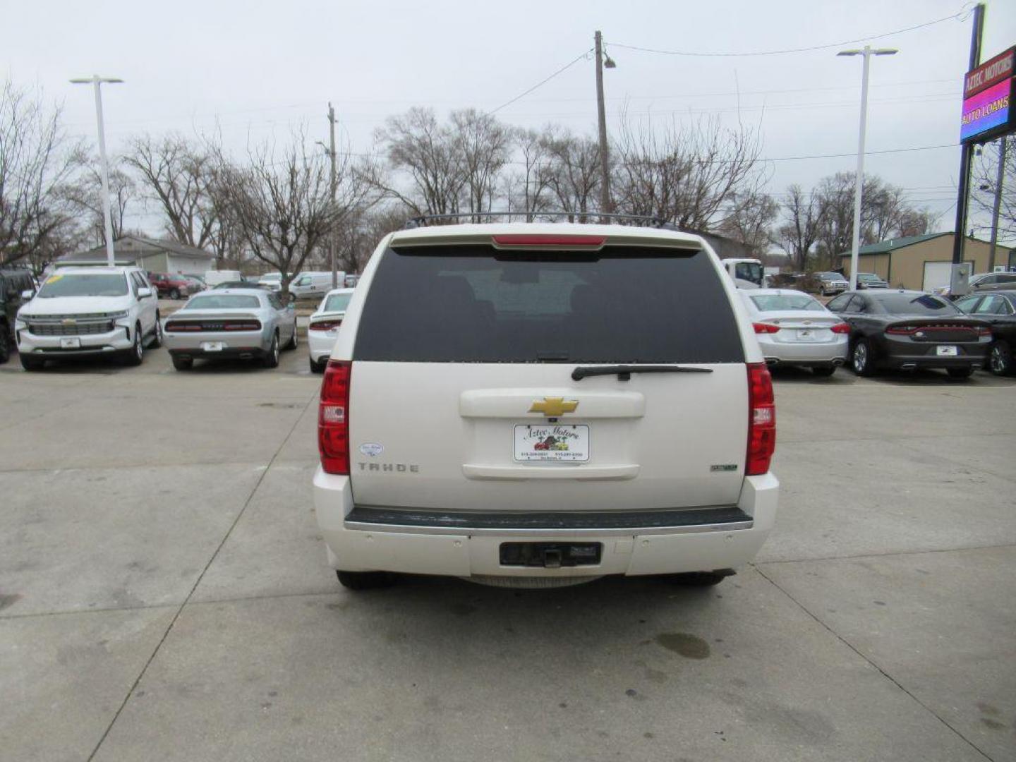 2012 WHITE CHEVROLET TAHOE 1500 LTZ (1GNSKCE06CR) with an 5.3L engine, Automatic transmission, located at 908 SE 14th Street, Des Moines, IA, 50317, (515) 281-0330, 41.580303, -93.597046 - Photo#5