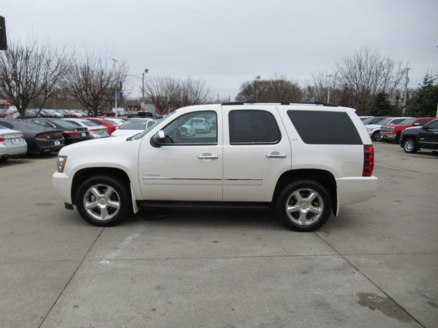 2012 WHITE CHEVROLET TAHOE 1500 LTZ (1GNSKCE06CR) with an 5.3L engine, Automatic transmission, located at 908 SE 14th Street, Des Moines, IA, 50317, (515) 281-0330, 41.580303, -93.597046 - Photo#7