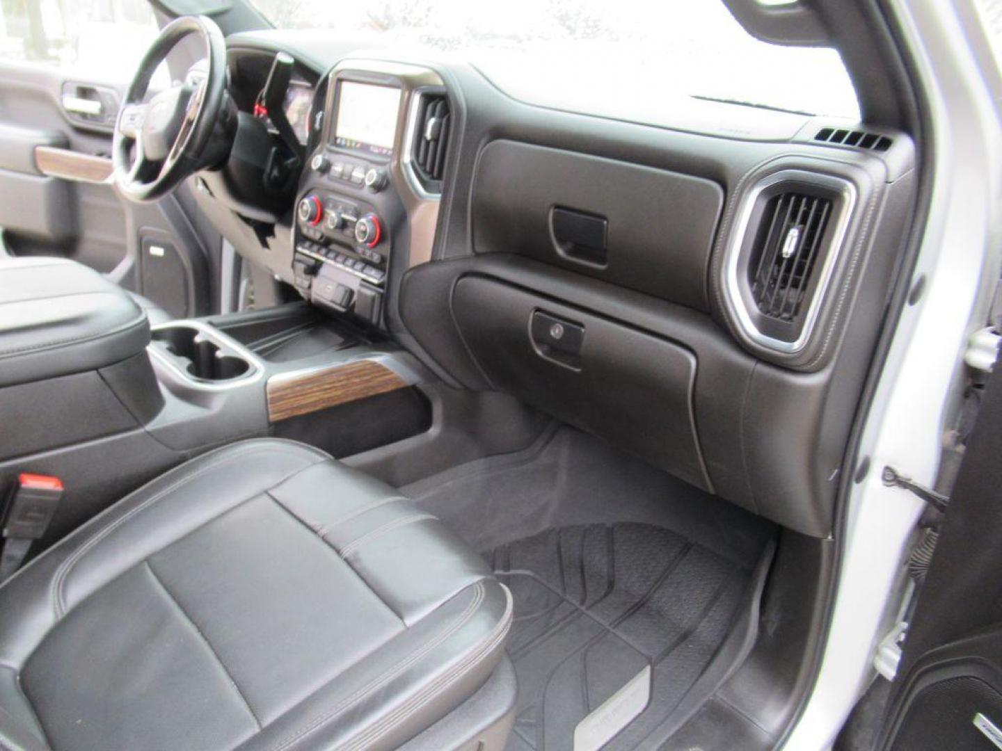 2023 SILVER CHEVROLET SILVERADO 2500 HIGH COUNTRY (1GC1YREY2PF) with an 6.6L engine, Automatic transmission, located at 908 SE 14th Street, Des Moines, IA, 50317, (515) 281-0330, 41.580303, -93.597046 - Photo#13