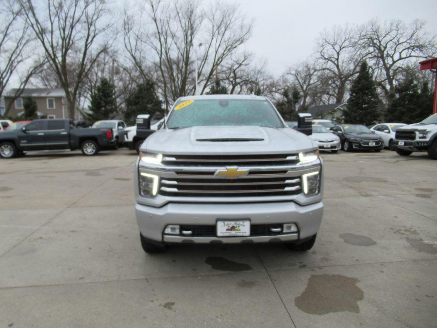 2023 SILVER CHEVROLET SILVERADO 2500 HIGH COUNTRY (1GC1YREY2PF) with an 6.6L engine, Automatic transmission, located at 908 SE 14th Street, Des Moines, IA, 50317, (515) 281-0330, 41.580303, -93.597046 - Photo#1