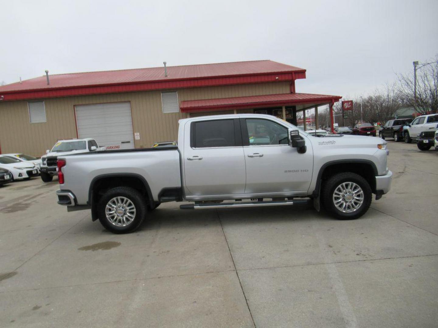 2023 SILVER CHEVROLET SILVERADO 2500 HIGH COUNTRY (1GC1YREY2PF) with an 6.6L engine, Automatic transmission, located at 908 SE 14th Street, Des Moines, IA, 50317, (515) 281-0330, 41.580303, -93.597046 - Photo#3