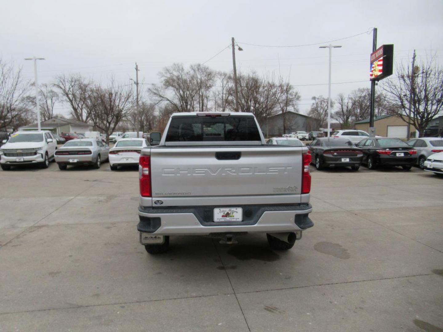 2023 SILVER CHEVROLET SILVERADO 2500 HIGH COUNTRY (1GC1YREY2PF) with an 6.6L engine, Automatic transmission, located at 908 SE 14th Street, Des Moines, IA, 50317, (515) 281-0330, 41.580303, -93.597046 - Photo#5