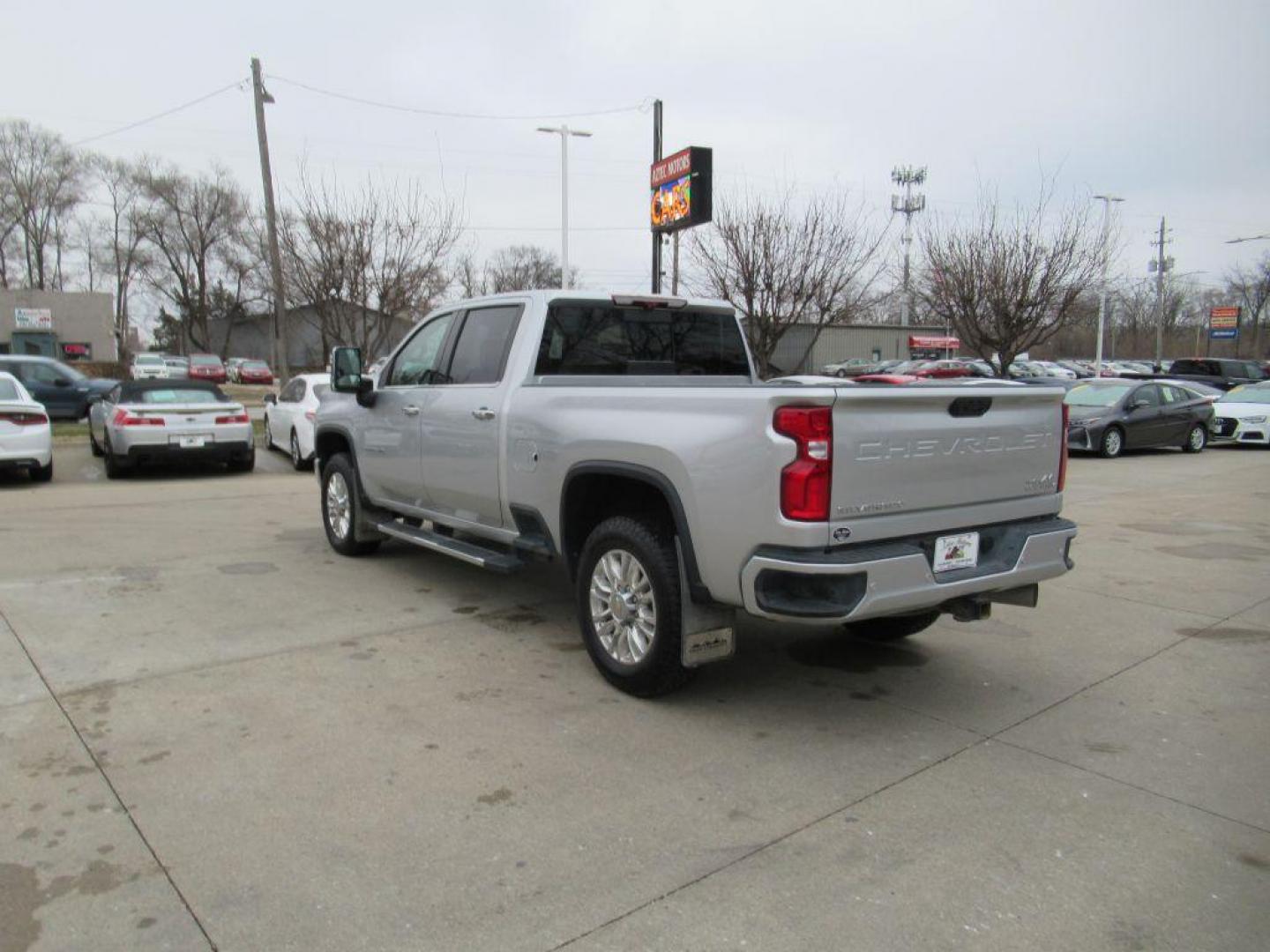 2023 SILVER CHEVROLET SILVERADO 2500 HIGH COUNTRY (1GC1YREY2PF) with an 6.6L engine, Automatic transmission, located at 908 SE 14th Street, Des Moines, IA, 50317, (515) 281-0330, 41.580303, -93.597046 - Photo#6