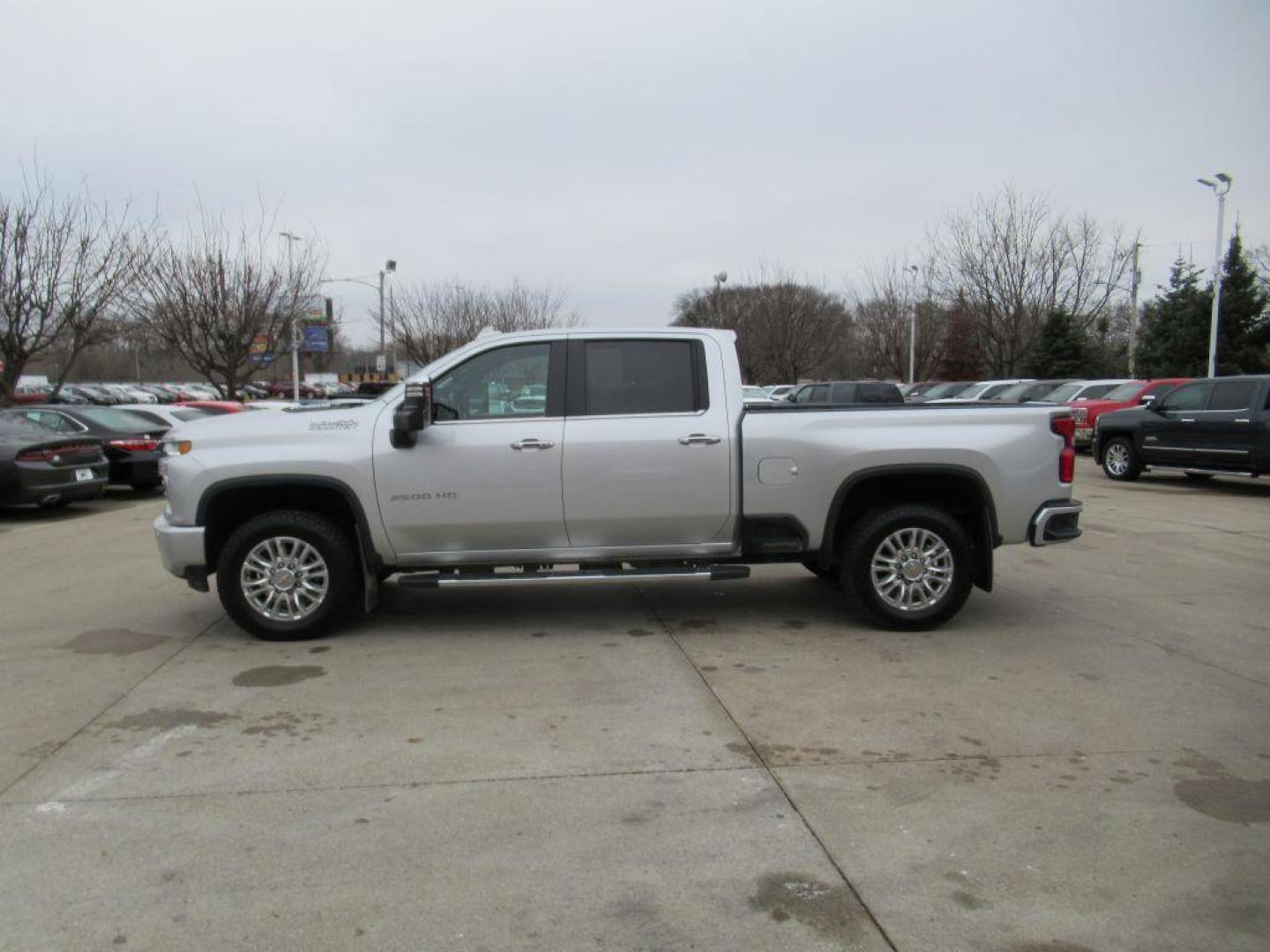 2023 SILVER CHEVROLET SILVERADO 2500 HIGH COUNTRY (1GC1YREY2PF) with an 6.6L engine, Automatic transmission, located at 908 SE 14th Street, Des Moines, IA, 50317, (515) 281-0330, 41.580303, -93.597046 - Photo#7