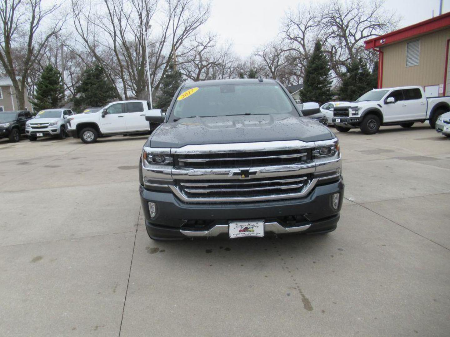 2017 GRAY CHEVROLET SILVERADO 1500 HIGH COUNTRY (3GCUKTEC7HG) with an 5.3L engine, Automatic transmission, located at 908 SE 14th Street, Des Moines, IA, 50317, (515) 281-0330, 41.580303, -93.597046 - Photo#1