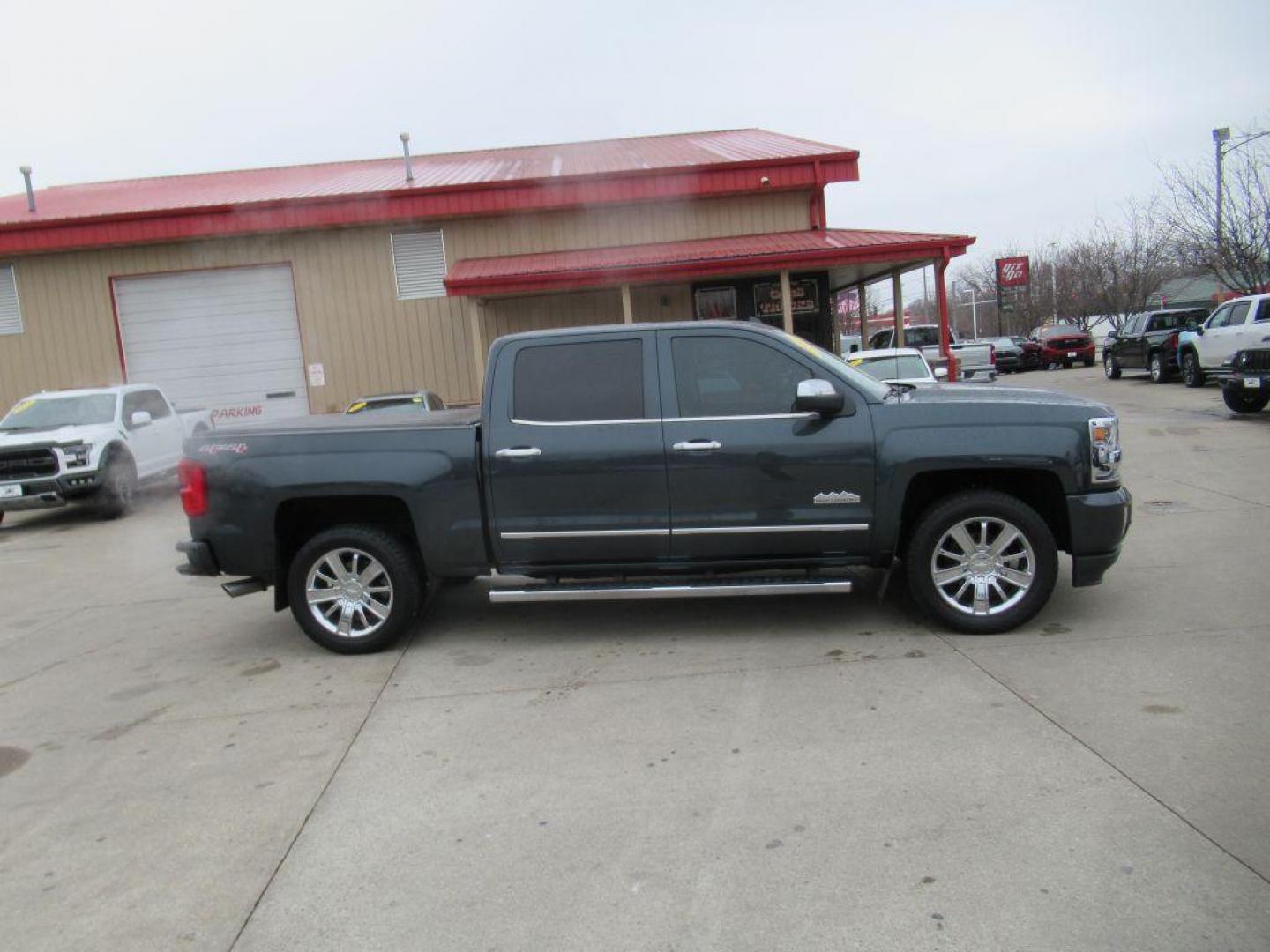 2017 GRAY CHEVROLET SILVERADO 1500 HIGH COUNTRY (3GCUKTEC7HG) with an 5.3L engine, Automatic transmission, located at 908 SE 14th Street, Des Moines, IA, 50317, (515) 281-0330, 41.580303, -93.597046 - Photo#3