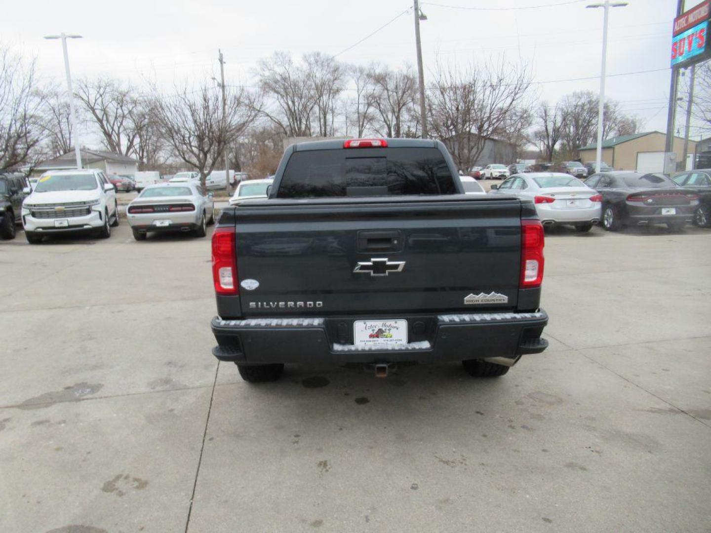 2017 GRAY CHEVROLET SILVERADO 1500 HIGH COUNTRY (3GCUKTEC7HG) with an 5.3L engine, Automatic transmission, located at 908 SE 14th Street, Des Moines, IA, 50317, (515) 281-0330, 41.580303, -93.597046 - Photo#5